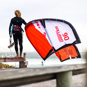 Rider mirando mar con barra y kite