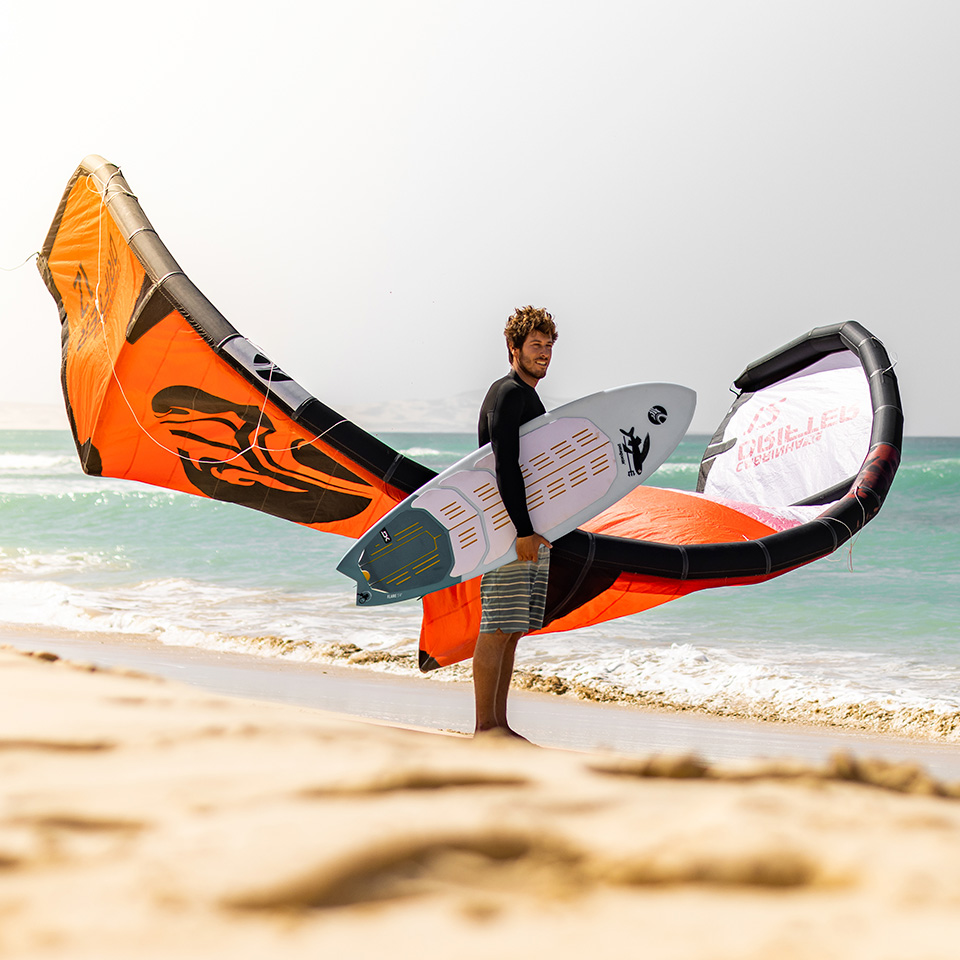 Alumno con cometa en curso de kitesurf en  tarifa