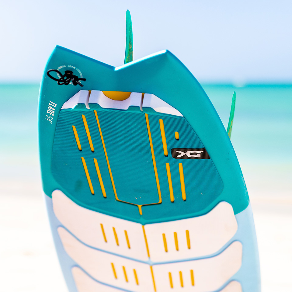 Tabla de kitesurf en la playa